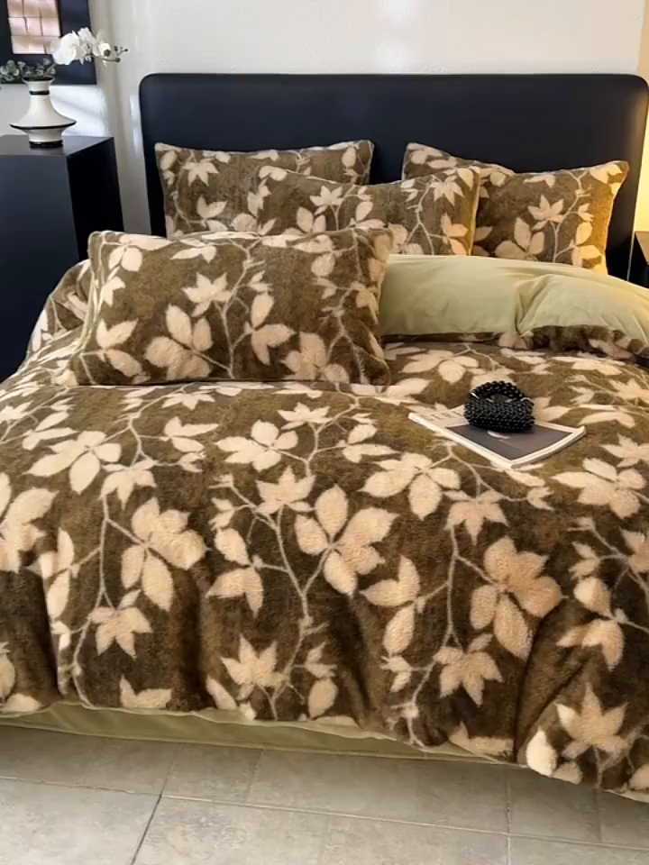 91家纺网 家纺一手货源 找家纺 简宜家居（朝初家纺） 2025新款印花兔兔绒+纯色牛奶绒双拼四件套 秋枝果绿