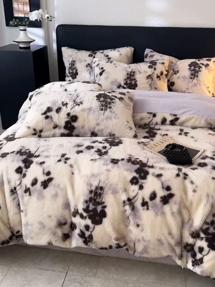 91家纺网 家纺一手货源 找家纺 简宜家居（朝初家纺） 2025新款印花兔兔绒+纯色牛奶绒双拼四件套 米绒花絮