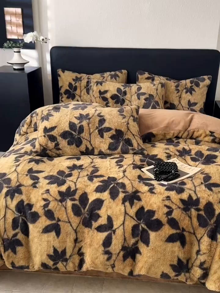 91家纺网 家纺一手货源 找家纺 简宜家居（朝初家纺） 2025新款印花兔兔绒+纯色牛奶绒双拼四件套 秋枝焦糖