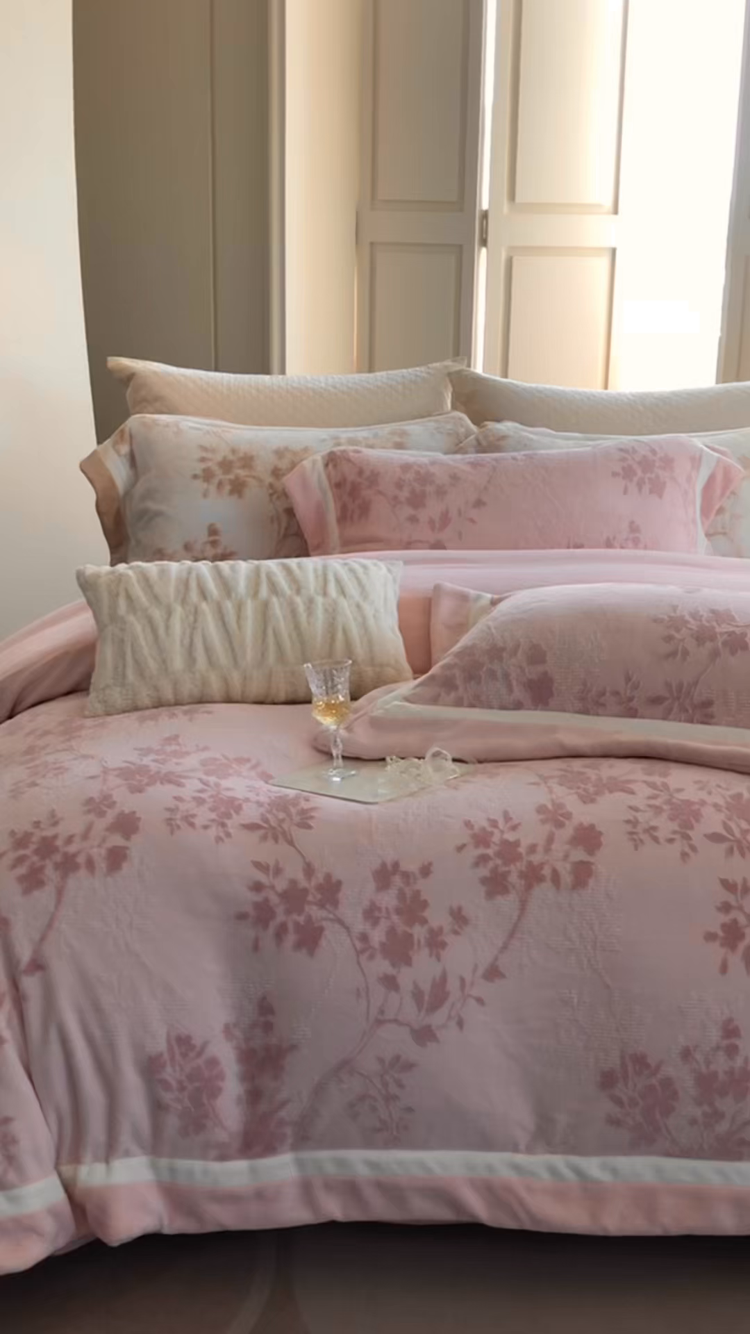 91家纺网 家纺一手货源 找家纺 馨蕊 2025新款秋冬轻奢煦暖绒雕花绒系列四件套-绒澜韵 【券后控价318/338】 绒澜韵-蔷薇粉