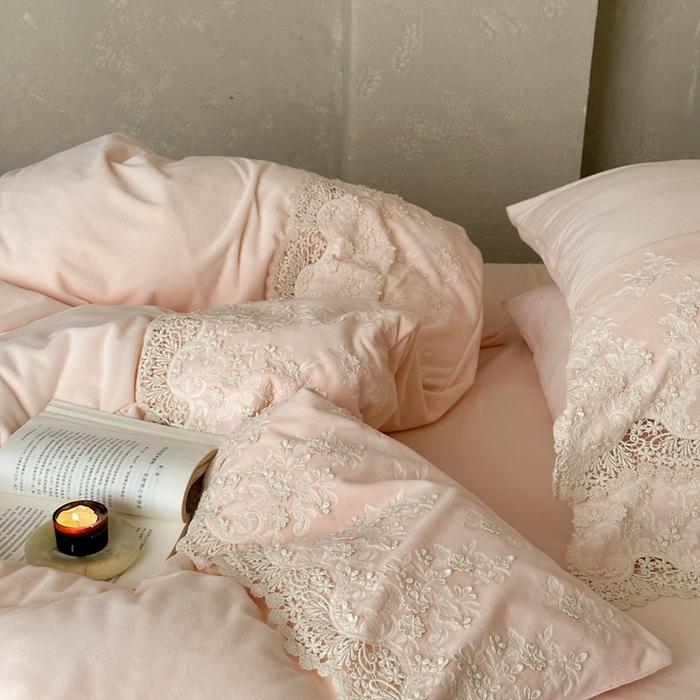 91家纺网 家纺一手货源 找家纺 佳汐蓝家纺 2025新款230g婴肤绒立体刺绣花边四件套-秘密花园 秘密花园-粉色
