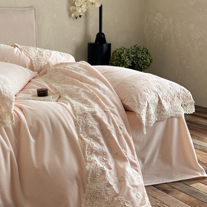 91家纺网 家纺一手货源 找家纺 佳汐蓝家纺 2025新款230g婴肤绒立体刺绣花边四件套-秘密花园 秘密花园-粉色