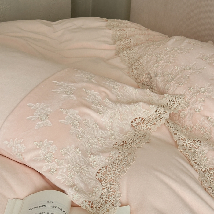 91家纺网 家纺一手货源 找家纺 佳汐蓝家纺 2025新款230g婴肤绒立体刺绣花边四件套-秘密花园 秘密花园-粉色