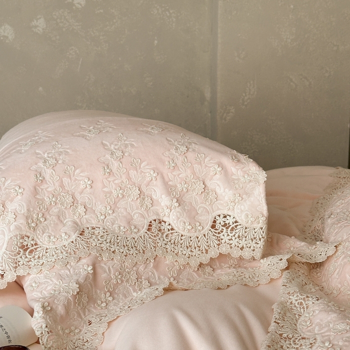 91家纺网 家纺一手货源 找家纺 佳汐蓝家纺 2025新款230g婴肤绒立体刺绣花边四件套-秘密花园 秘密花园-粉色