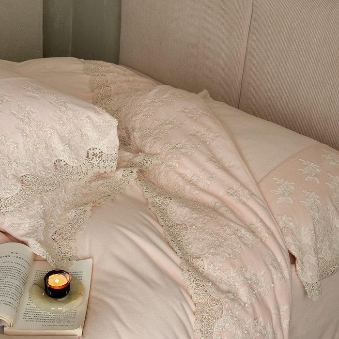 91家纺网 家纺一手货源 找家纺 佳汐蓝家纺 2025新款230g婴肤绒立体刺绣花边四件套-秘密花园 秘密花园-粉色