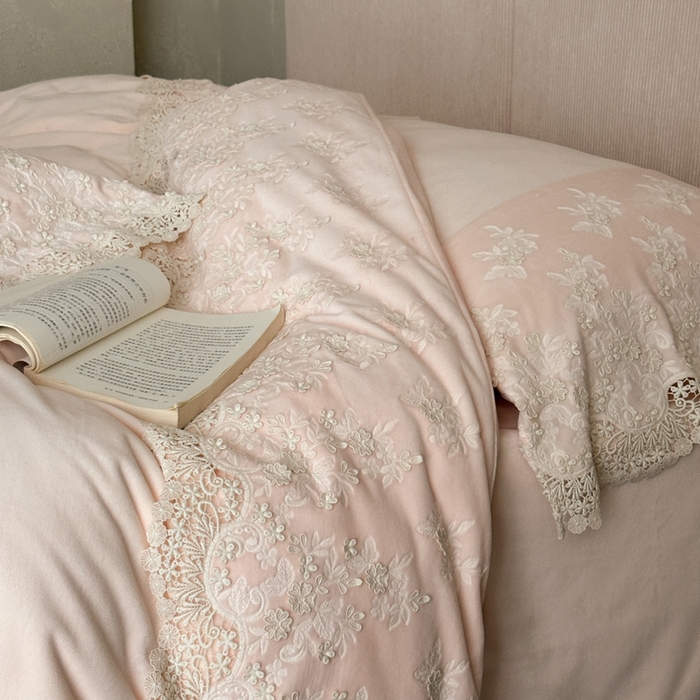 91家纺网 家纺一手货源 找家纺 佳汐蓝家纺 2025新款230g婴肤绒立体刺绣花边四件套-秘密花园 秘密花园-粉色