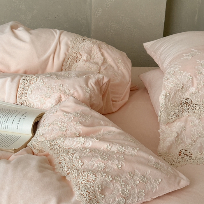 91家纺网 家纺一手货源 找家纺 佳汐蓝家纺 2025新款230g婴肤绒立体刺绣花边四件套-秘密花园 秘密花园-粉色