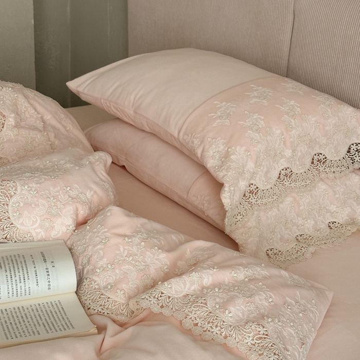 91家纺网 家纺一手货源 找家纺 佳汐蓝家纺 2025新款230g婴肤绒立体刺绣花边四件套-秘密花园 秘密花园-粉色