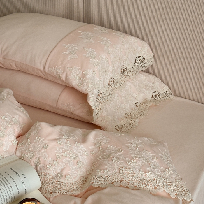 91家纺网 家纺一手货源 找家纺 佳汐蓝家纺 2025新款230g婴肤绒立体刺绣花边四件套-秘密花园 秘密花园-粉色