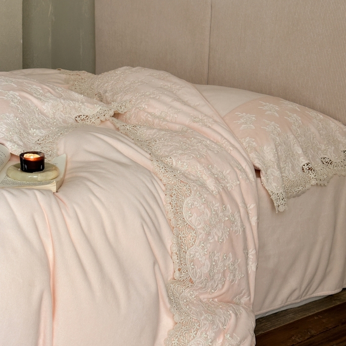 91家纺网 家纺一手货源 找家纺 佳汐蓝家纺 2025新款230g婴肤绒立体刺绣花边四件套-秘密花园 秘密花园-粉色