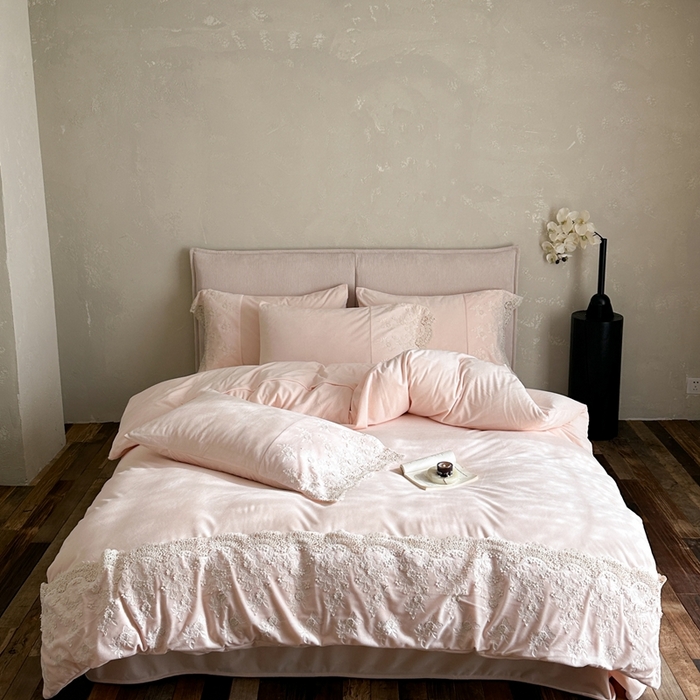 91家纺网 家纺一手货源 找家纺 （总）佳汐蓝家纺 2025新款230g婴肤绒立体刺绣花边四件套-秘密花园