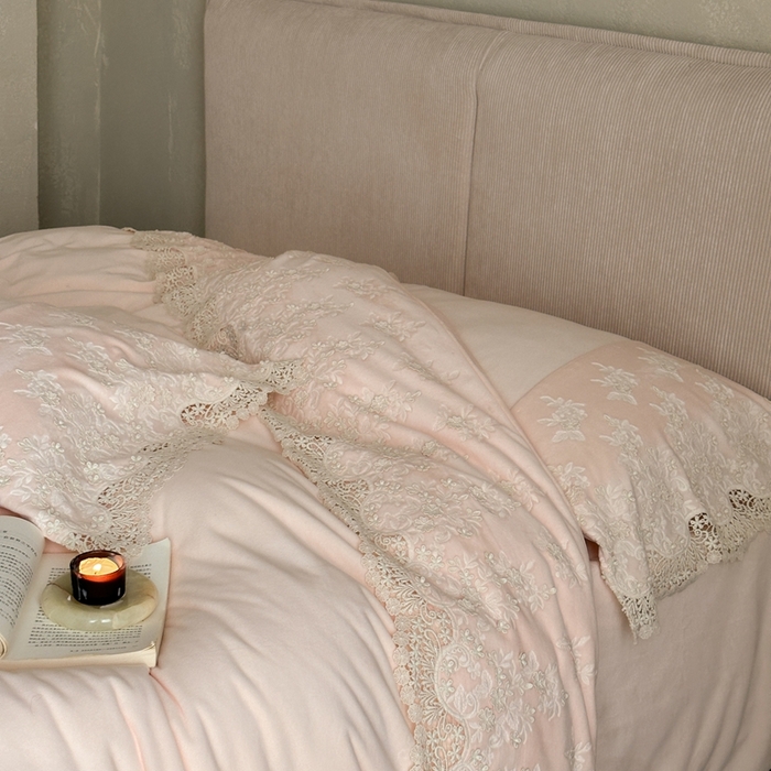 91家纺网 家纺一手货源 找家纺 佳汐蓝家纺 2025新款230g婴肤绒立体刺绣花边四件套-秘密花园 秘密花园-粉色