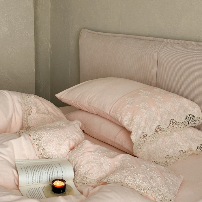 91家纺网 家纺一手货源 找家纺 佳汐蓝家纺 2025新款230g婴肤绒立体刺绣花边四件套-秘密花园 秘密花园-粉色