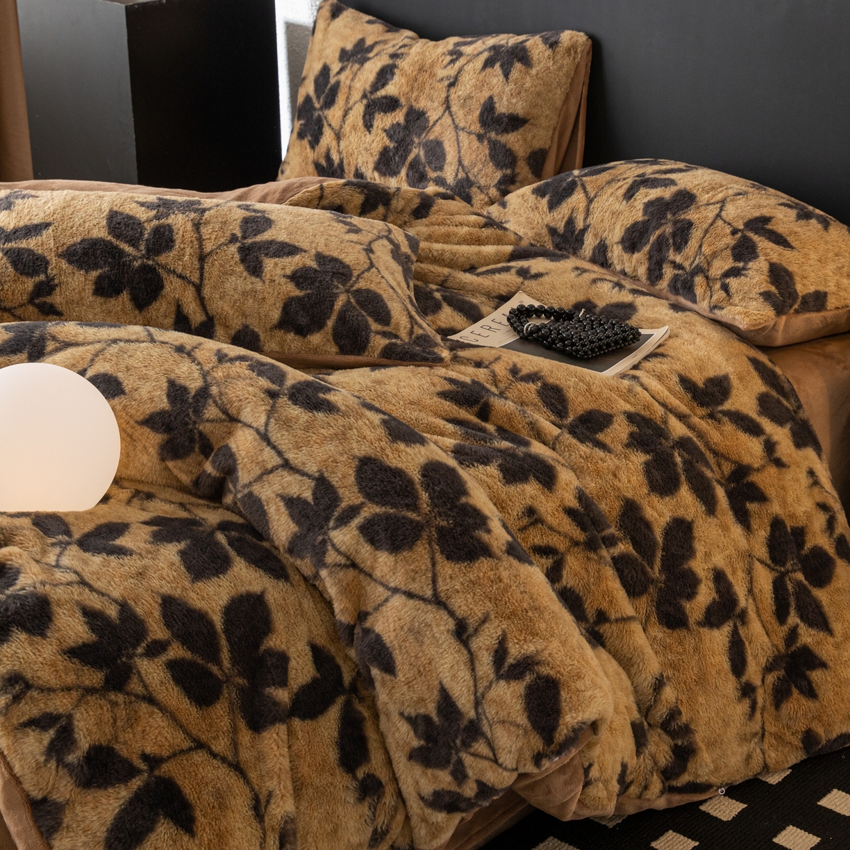 91家纺网 家纺一手货源 找家纺 简宜家居（朝初家纺） 2025新款印花兔兔绒+纯色牛奶绒双拼四件套 秋枝焦糖