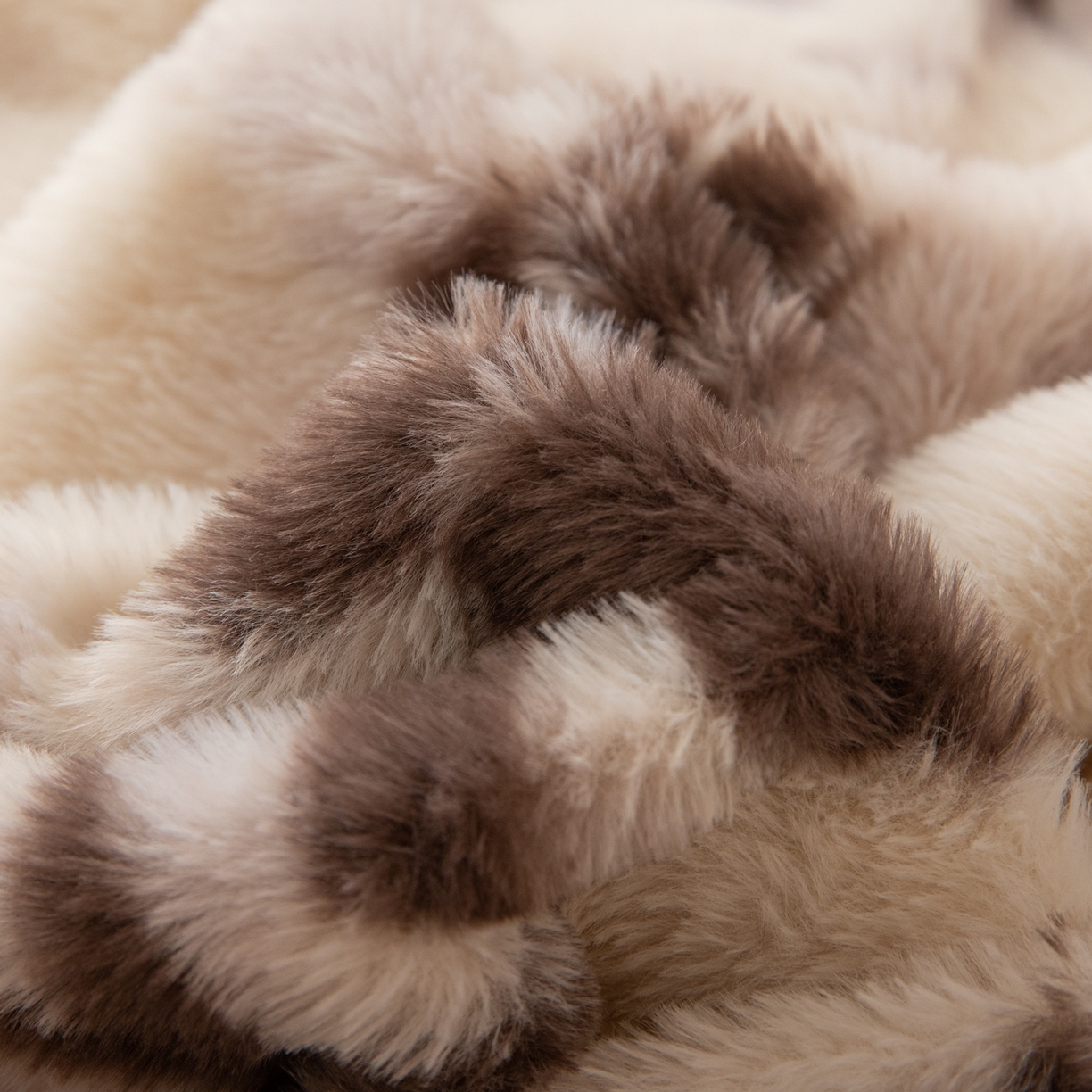 91家纺网 家纺一手货源 找家纺 简宜家居（朝初家纺） 2025新款印花兔兔绒+纯色牛奶绒双拼四件套 米绒花絮