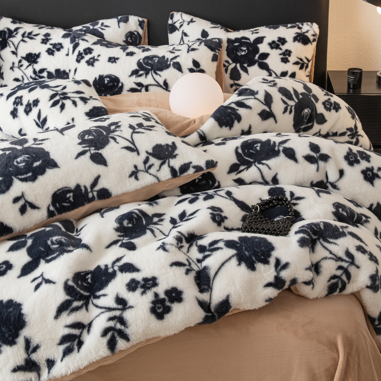 91家纺网 家纺一手货源 找家纺 简宜家居（朝初家纺） 2025新款印花兔兔绒+纯色牛奶绒双拼四件套 墨绒花-奶白