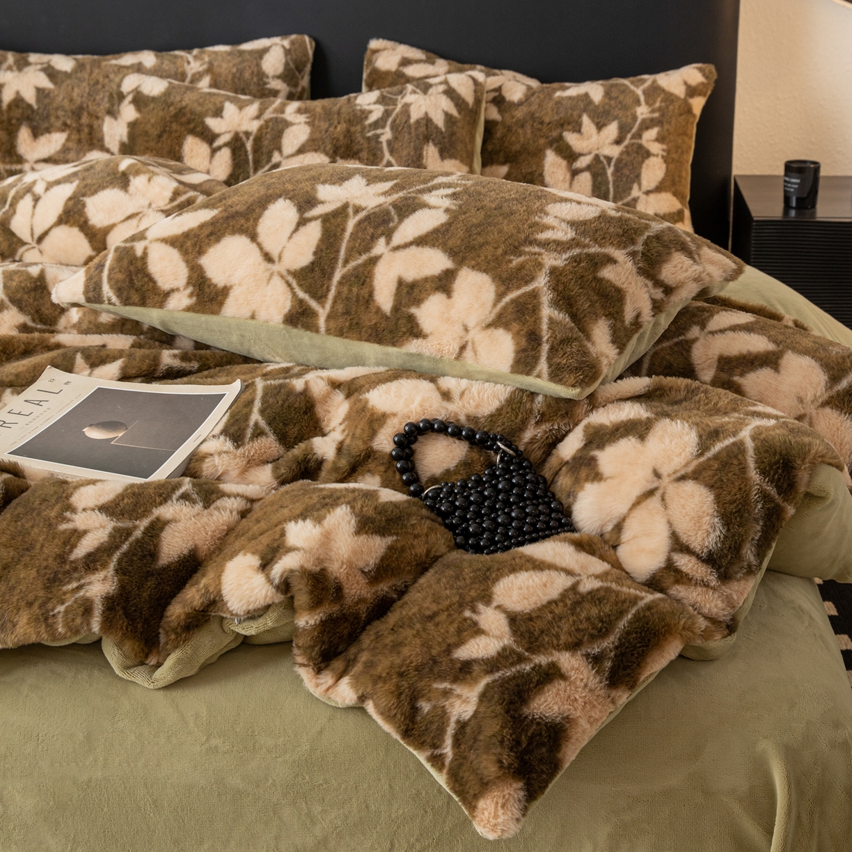 91家纺网 家纺一手货源 找家纺 简宜家居（朝初家纺） 2025新款印花兔兔绒+纯色牛奶绒双拼四件套 秋枝果绿