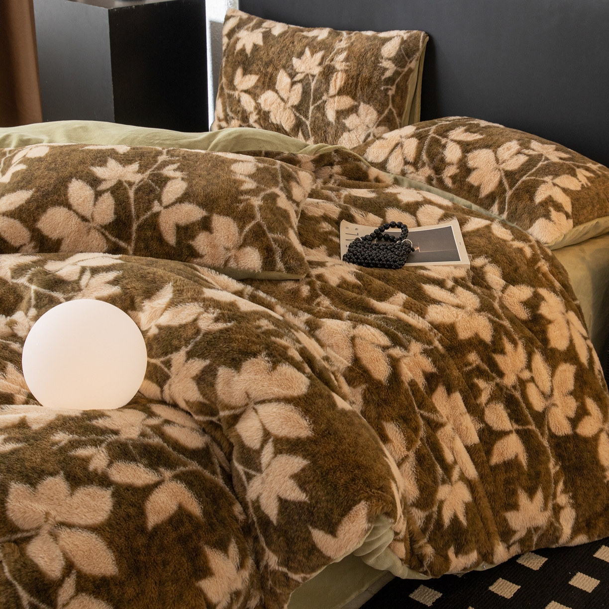 91家纺网 家纺一手货源 找家纺 简宜家居（朝初家纺） 2025新款印花兔兔绒+纯色牛奶绒双拼四件套 秋枝果绿