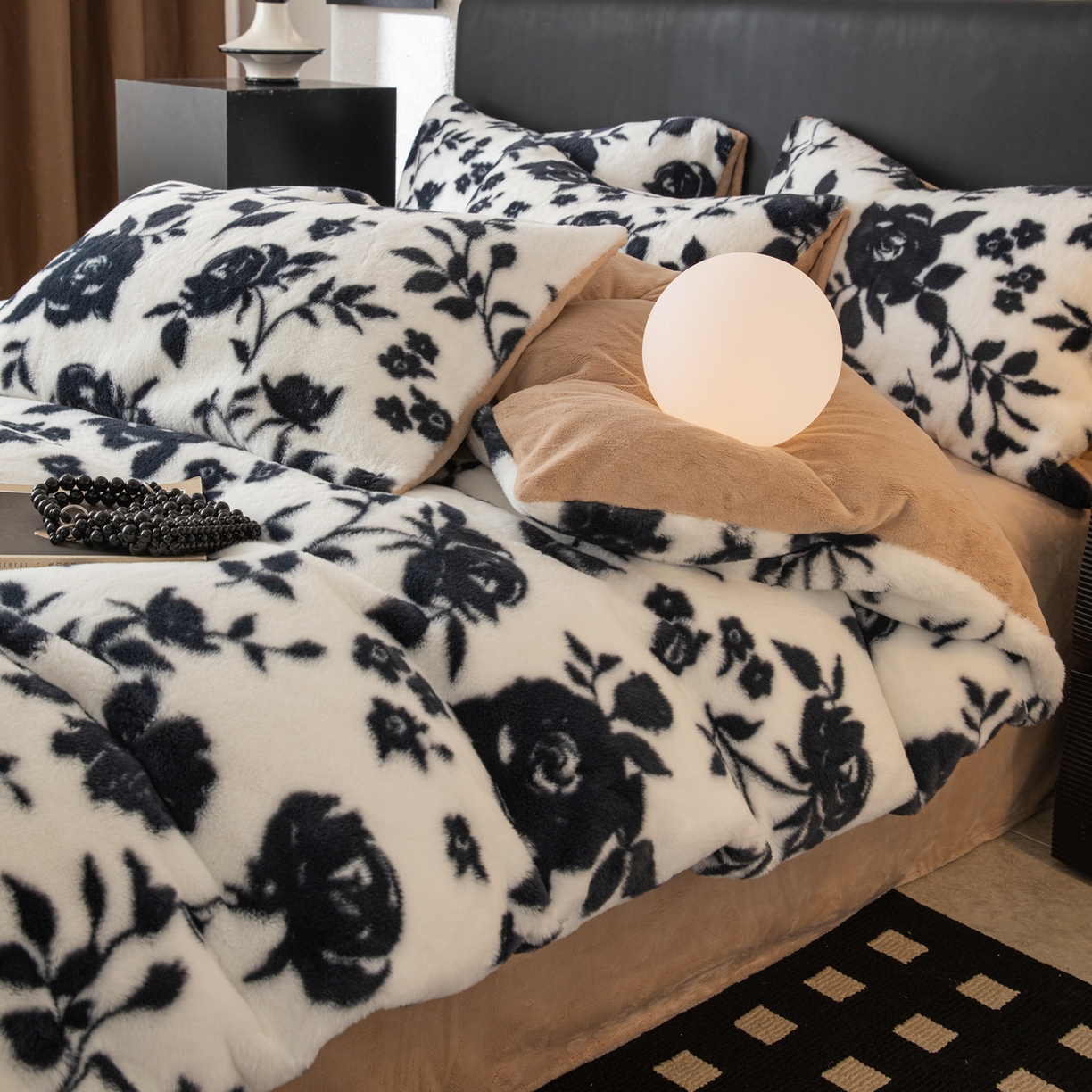 91家纺网 家纺一手货源 找家纺 简宜家居（朝初家纺） 2025新款印花兔兔绒+纯色牛奶绒双拼四件套 墨绒花-奶白