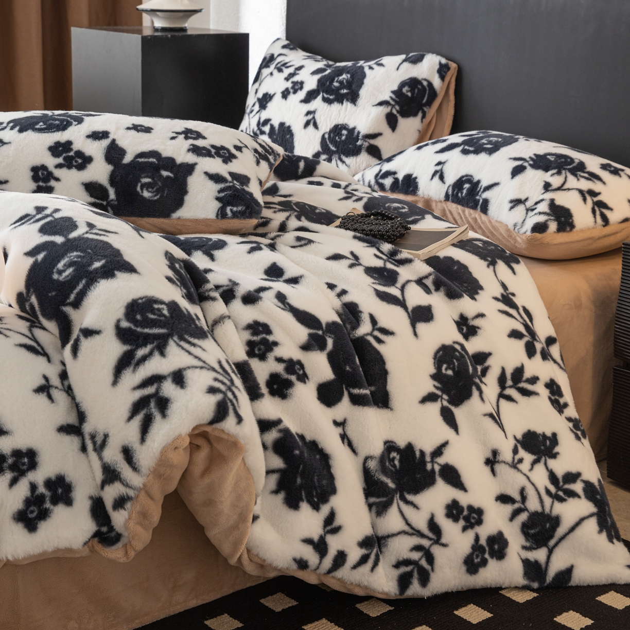 91家纺网 家纺一手货源 找家纺 简宜家居（朝初家纺） 2025新款印花兔兔绒+纯色牛奶绒双拼四件套 墨绒花-奶白