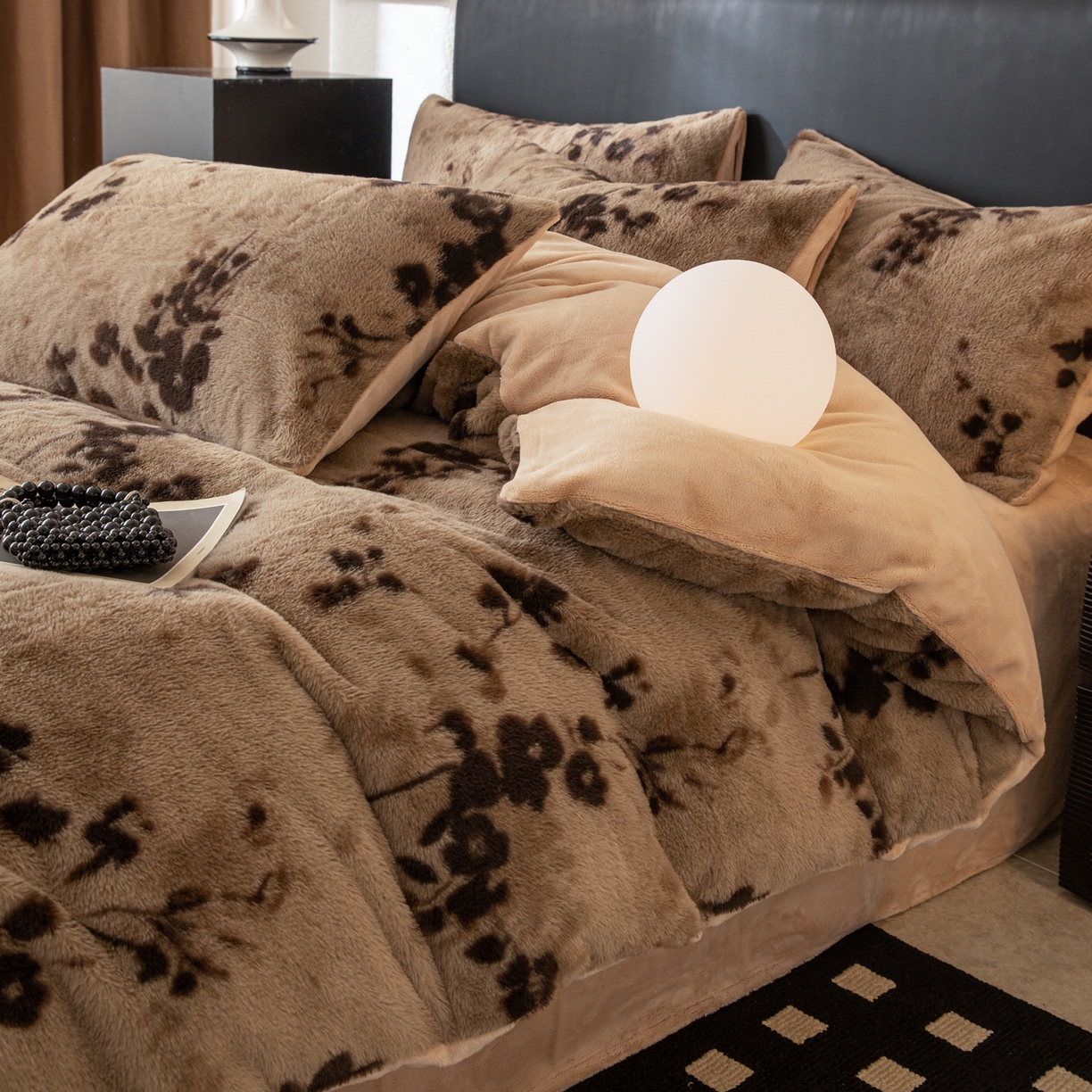 91家纺网 家纺一手货源 找家纺 简宜家居（朝初家纺） 2025新款印花兔兔绒+纯色牛奶绒双拼四件套 一支秀-咖