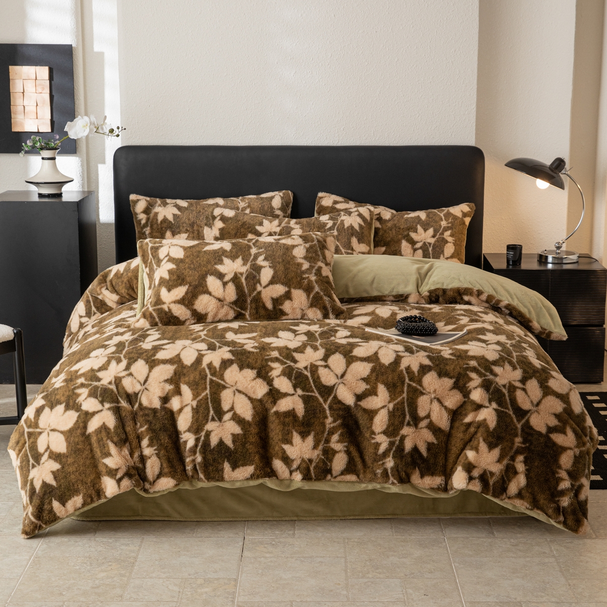 91家纺网 家纺一手货源 找家纺 简宜家居（朝初家纺） 2025新款印花兔兔绒+纯色牛奶绒双拼四件套 秋枝果绿