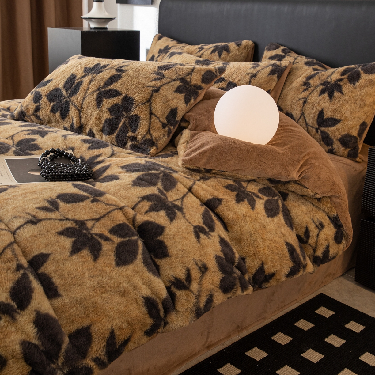 91家纺网 家纺一手货源 找家纺 简宜家居（朝初家纺） 2025新款印花兔兔绒+纯色牛奶绒双拼四件套 秋枝焦糖