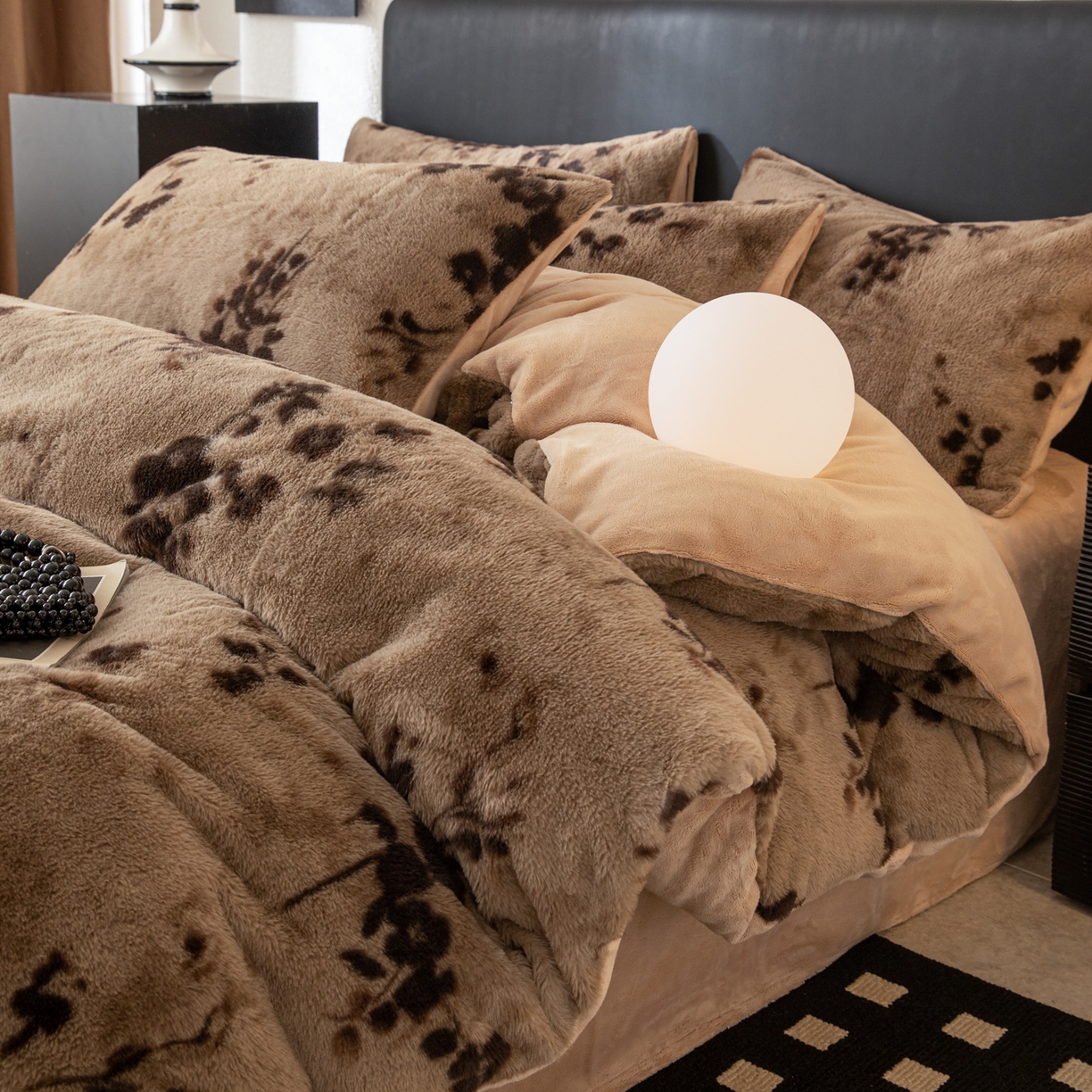 91家纺网 家纺一手货源 找家纺 简宜家居（朝初家纺） 2025新款印花兔兔绒+纯色牛奶绒双拼四件套 一支秀-咖