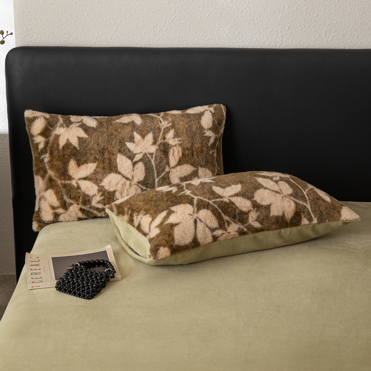 91家纺网 家纺一手货源 找家纺 简宜家居（朝初家纺） 2025新款印花兔兔绒+纯色牛奶绒双拼四件套 秋枝果绿