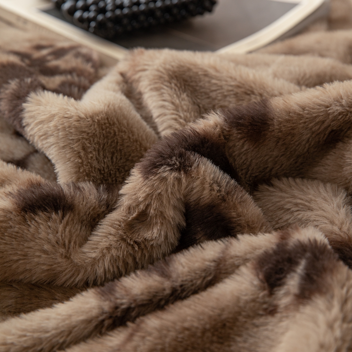 91家纺网 家纺一手货源 找家纺 简宜家居（朝初家纺） 2025新款印花兔兔绒+纯色牛奶绒双拼四件套 一支秀-咖