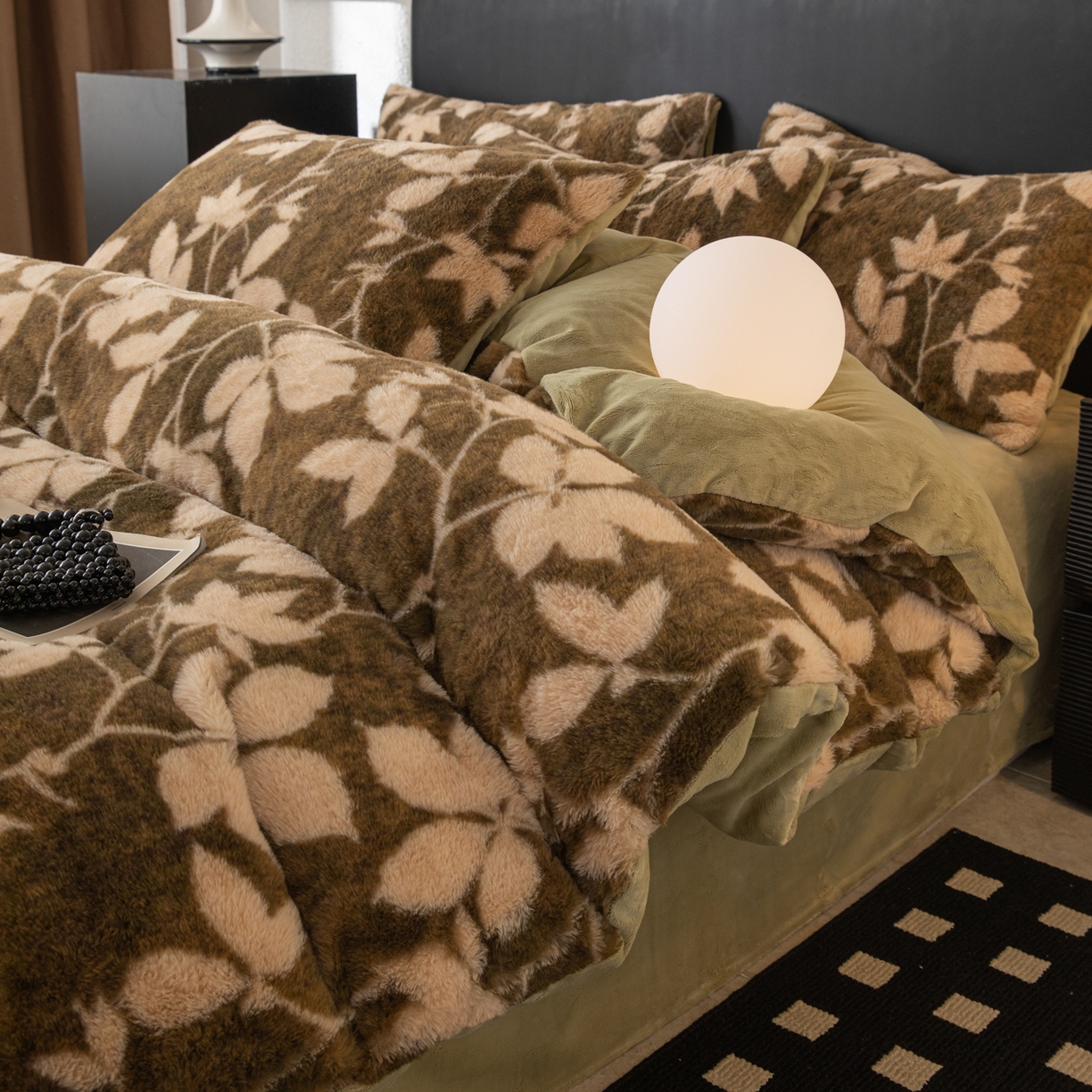 91家纺网 家纺一手货源 找家纺 简宜家居（朝初家纺） 2025新款印花兔兔绒+纯色牛奶绒双拼四件套 秋枝果绿