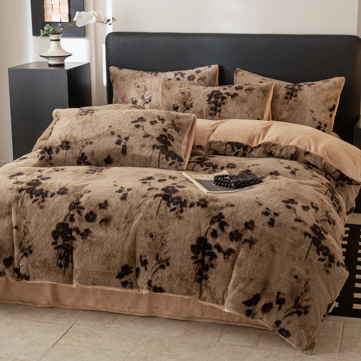 91家纺网 家纺一手货源 找家纺 简宜家居（朝初家纺） 2025新款印花兔兔绒+纯色牛奶绒双拼四件套 一支秀-咖