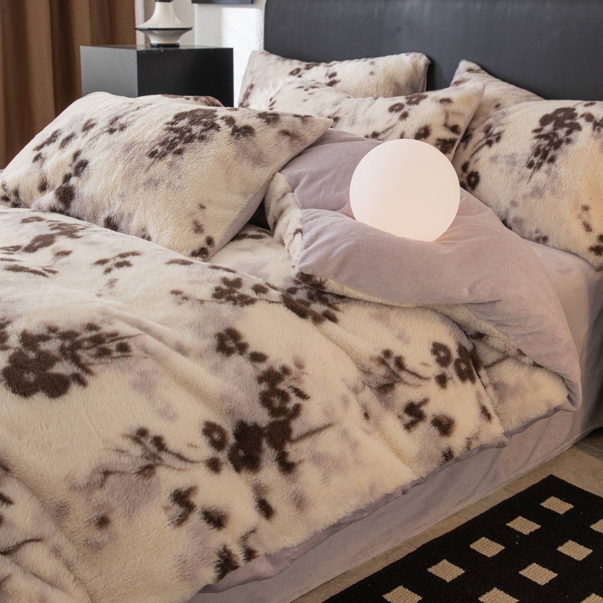 91家纺网 家纺一手货源 找家纺 简宜家居（朝初家纺） 2025新款印花兔兔绒+纯色牛奶绒双拼四件套 米绒花絮