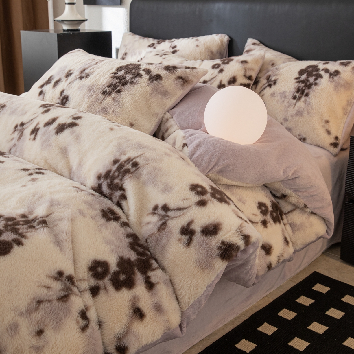 91家纺网 家纺一手货源 找家纺 简宜家居（朝初家纺） 2025新款印花兔兔绒+纯色牛奶绒双拼四件套 米绒花絮