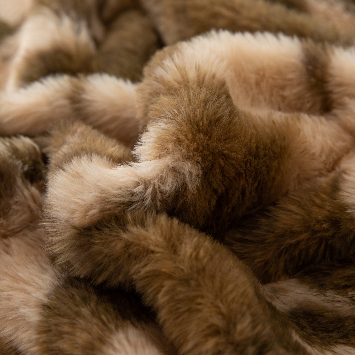 91家纺网 家纺一手货源 找家纺 简宜家居（朝初家纺） 2025新款印花兔兔绒+纯色牛奶绒双拼四件套 秋枝果绿