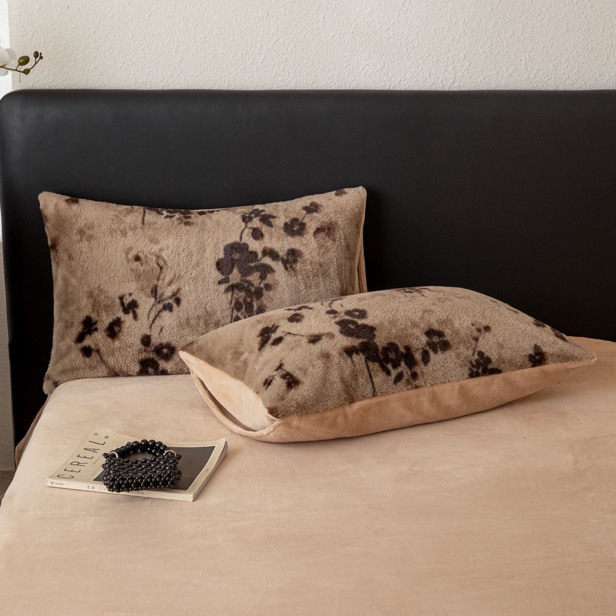 91家纺网 家纺一手货源 找家纺 简宜家居（朝初家纺） 2025新款印花兔兔绒+纯色牛奶绒双拼四件套 一支秀-咖