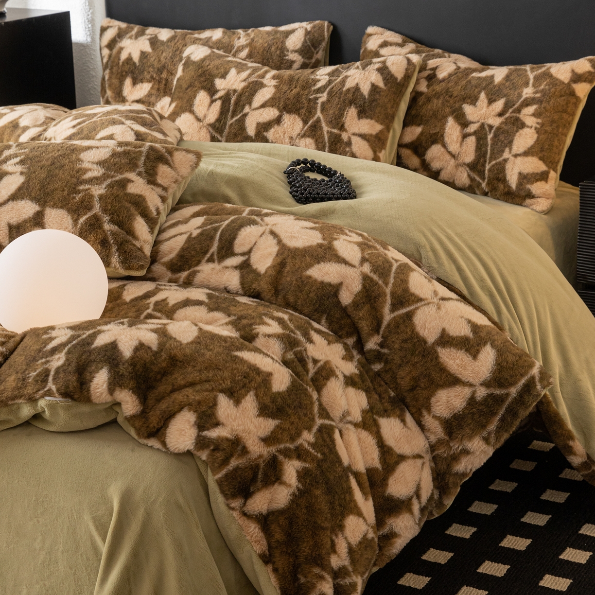 91家纺网 家纺一手货源 找家纺 简宜家居（朝初家纺） 2025新款印花兔兔绒+纯色牛奶绒双拼四件套 秋枝果绿