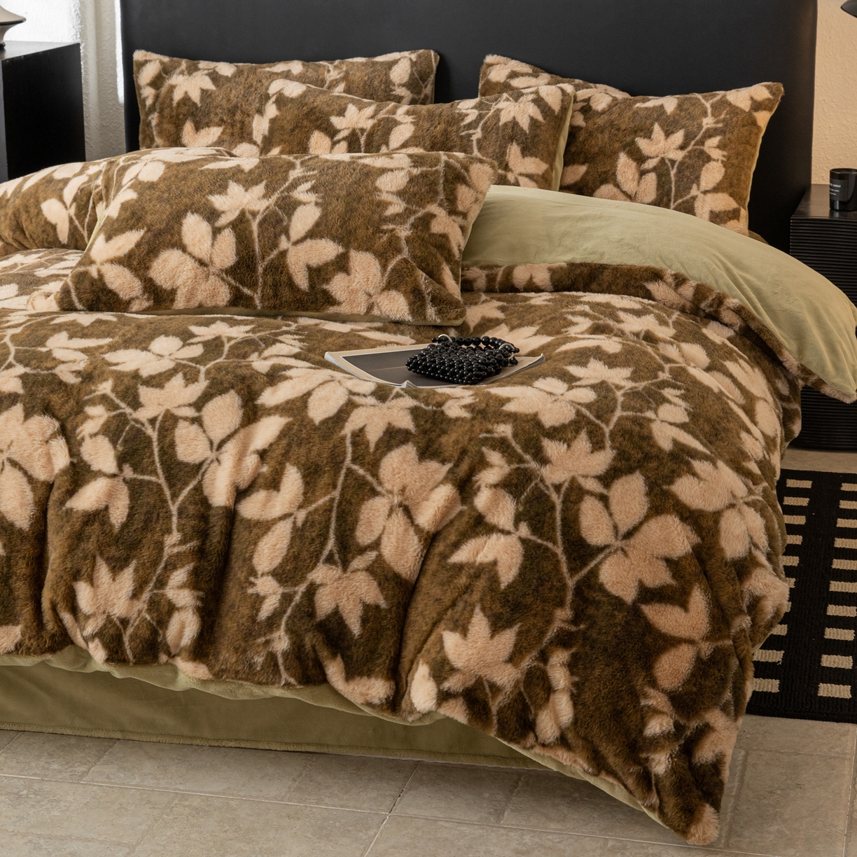 91家纺网 家纺一手货源 找家纺 简宜家居（朝初家纺） 2025新款印花兔兔绒+纯色牛奶绒双拼四件套 秋枝果绿