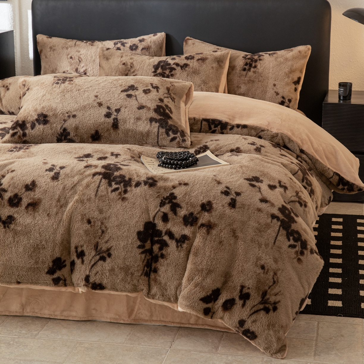 91家纺网 家纺一手货源 找家纺 简宜家居（朝初家纺） 2025新款印花兔兔绒+纯色牛奶绒双拼四件套 一支秀-咖