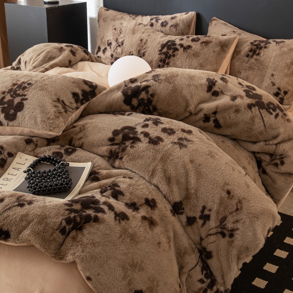 91家纺网 家纺一手货源 找家纺 简宜家居（朝初家纺） 2025新款印花兔兔绒+纯色牛奶绒双拼四件套 一支秀-咖