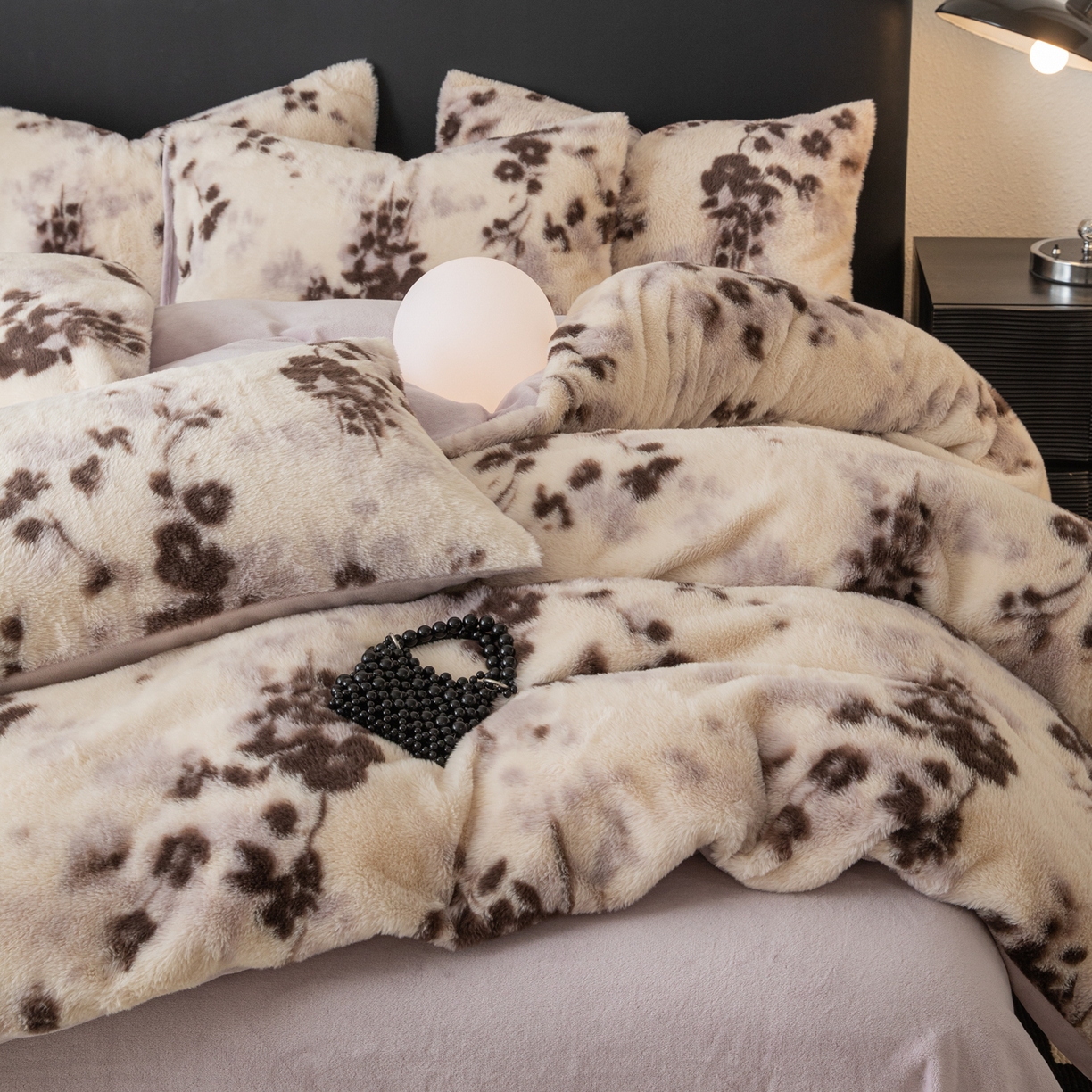 91家纺网 家纺一手货源 找家纺 简宜家居（朝初家纺） 2025新款印花兔兔绒+纯色牛奶绒双拼四件套 米绒花絮