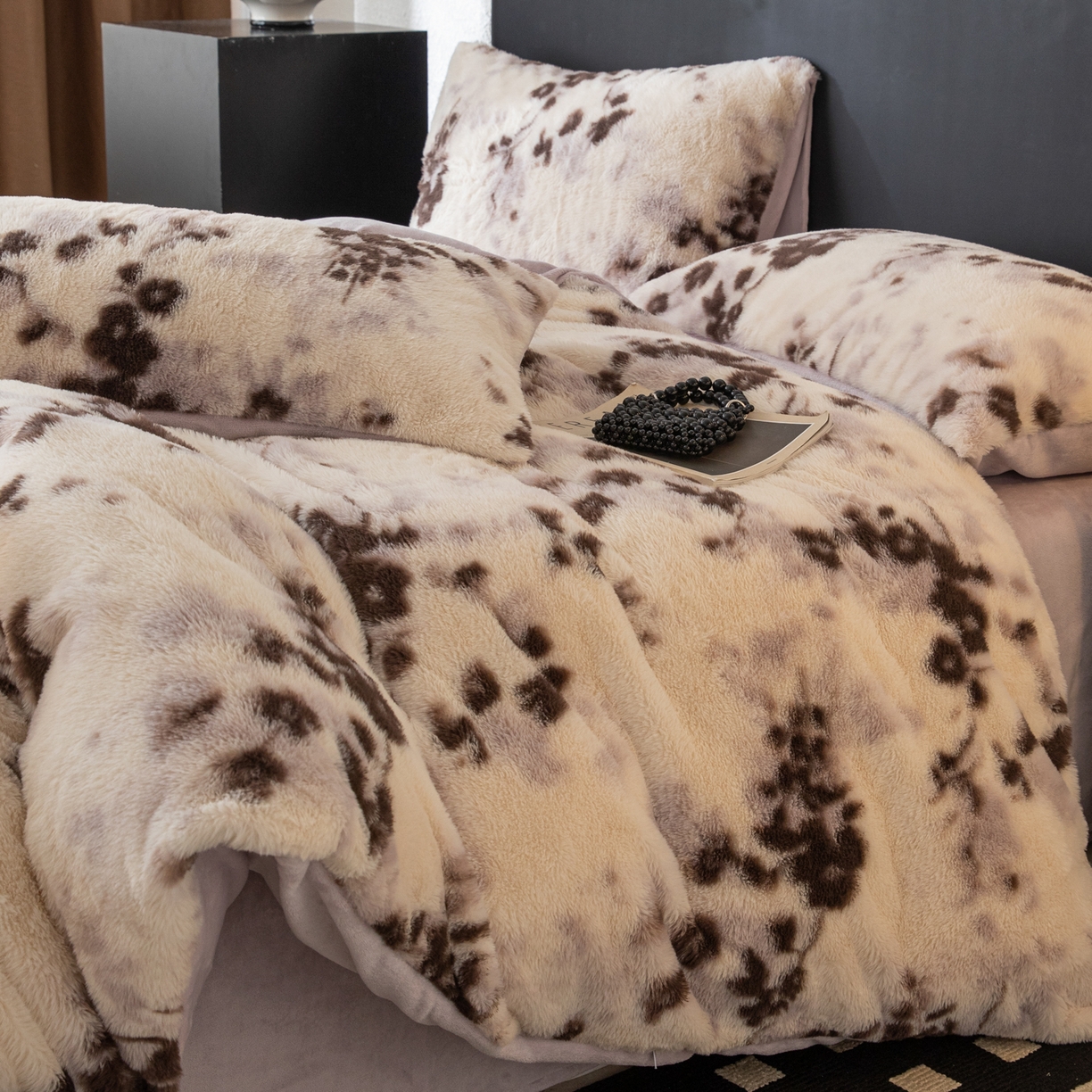 91家纺网 家纺一手货源 找家纺 简宜家居（朝初家纺） 2025新款印花兔兔绒+纯色牛奶绒双拼四件套 米绒花絮