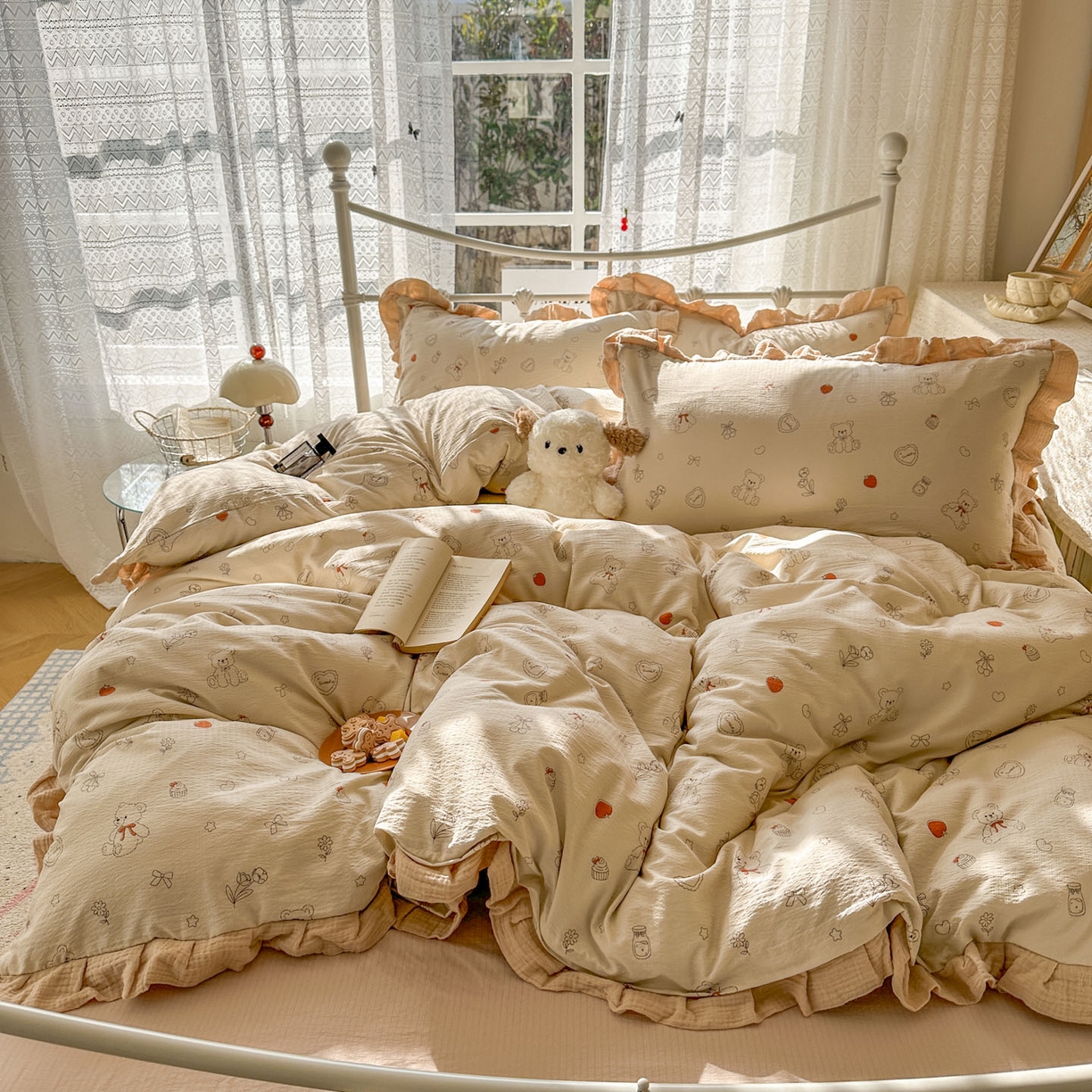 91家纺网 家纺一手货源 找家纺 颜选 2025新款全棉双层纱花边面料木棉四件套 玩偶幻想曲-全棉花边双层纱