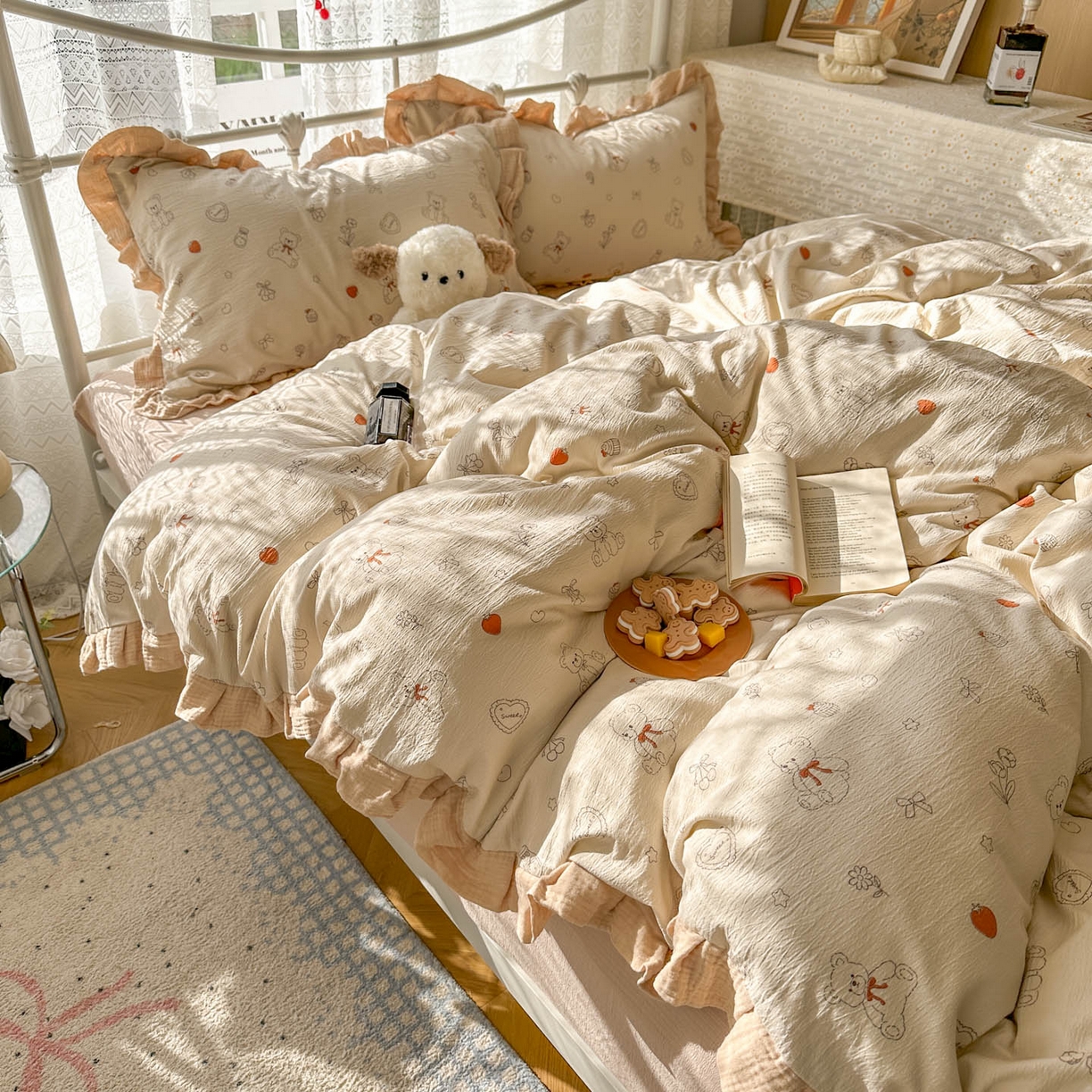 91家纺网 家纺一手货源 找家纺 颜选 2025新款全棉双层纱花边面料木棉四件套 玩偶幻想曲-全棉花边双层纱