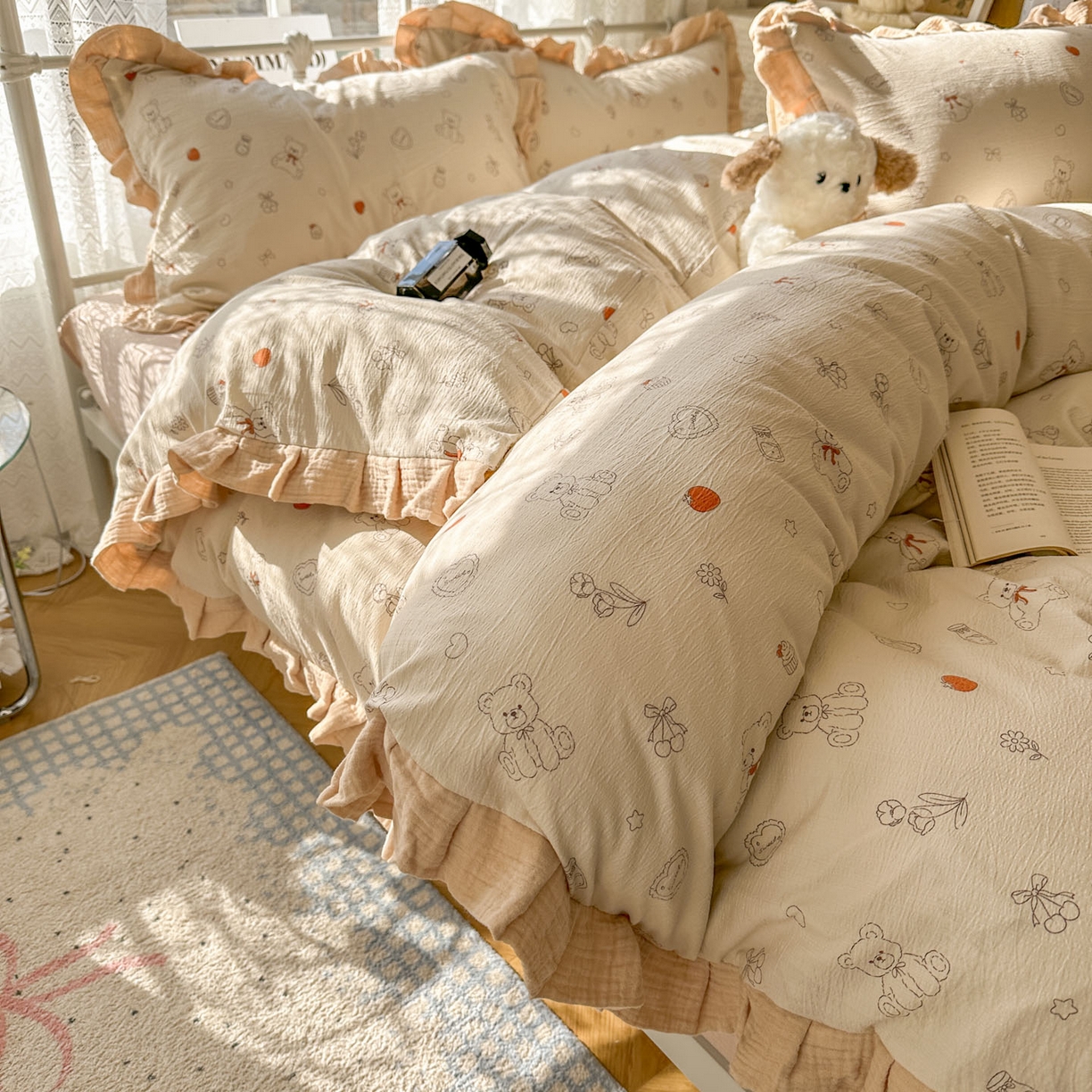 91家纺网 家纺一手货源 找家纺 颜选 2025新款全棉双层纱花边面料木棉四件套 玩偶幻想曲-全棉花边双层纱