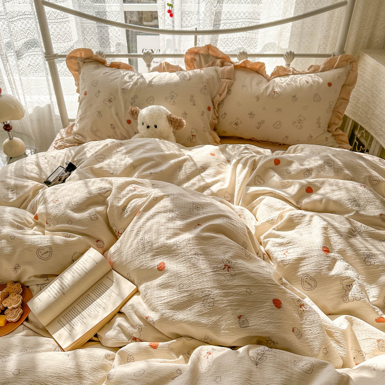 91家纺网 家纺一手货源 找家纺 颜选 2025新款全棉双层纱花边面料木棉四件套 玩偶幻想曲-全棉花边双层纱