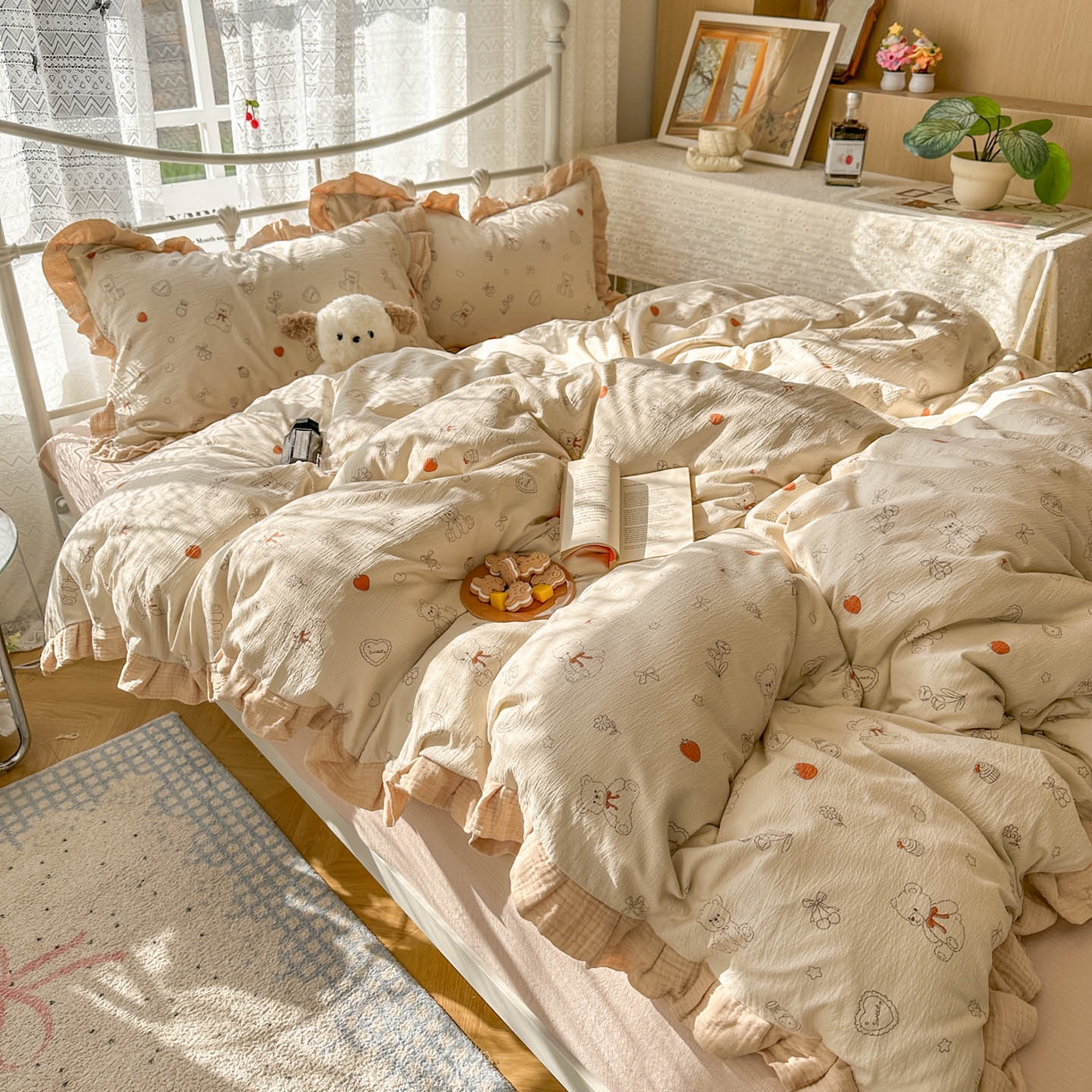 91家纺网 家纺一手货源 找家纺 颜选 2025新款全棉双层纱花边面料木棉四件套 玩偶幻想曲-全棉花边双层纱