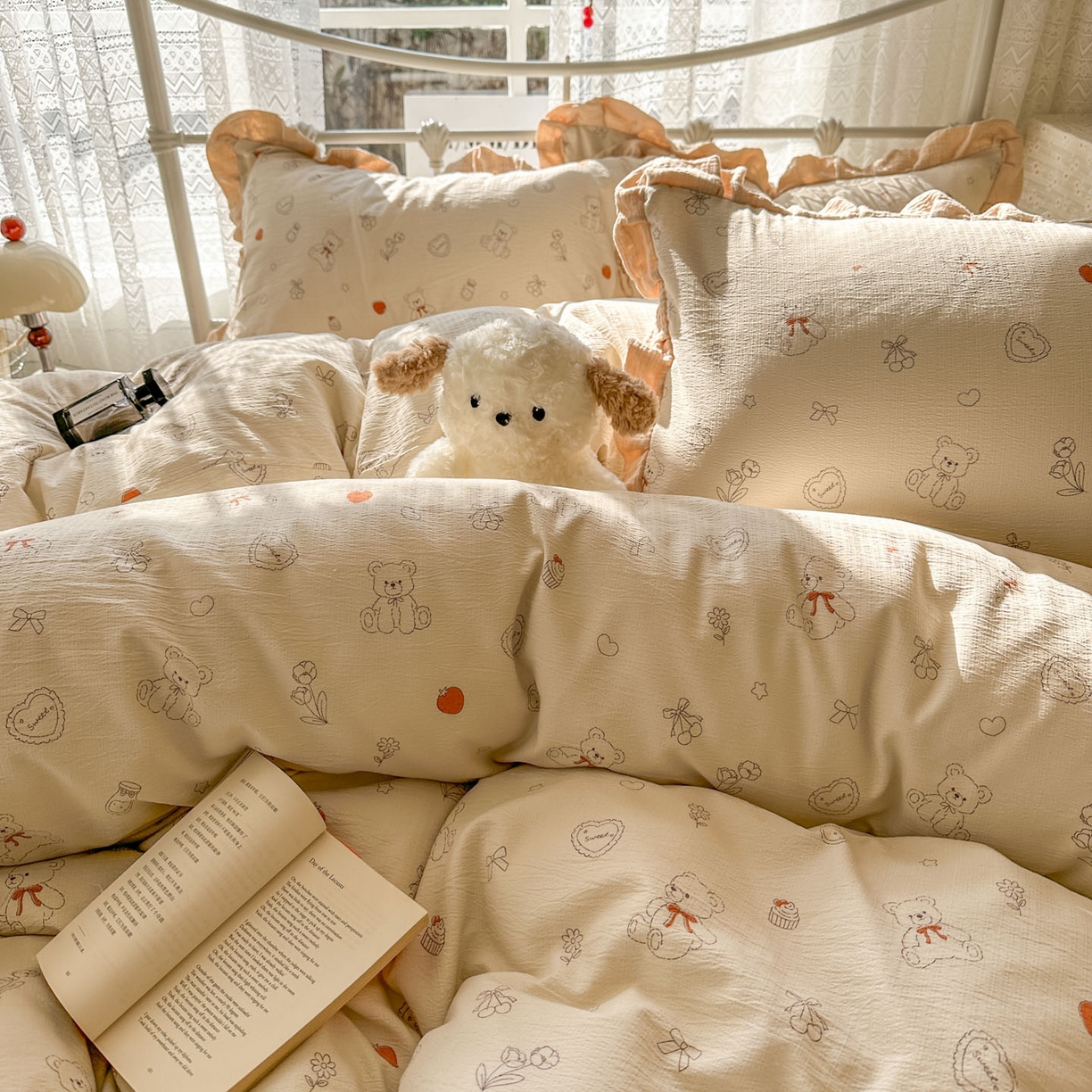 91家纺网 家纺一手货源 找家纺 颜选 2025新款全棉双层纱花边面料木棉四件套 玩偶幻想曲-全棉花边双层纱