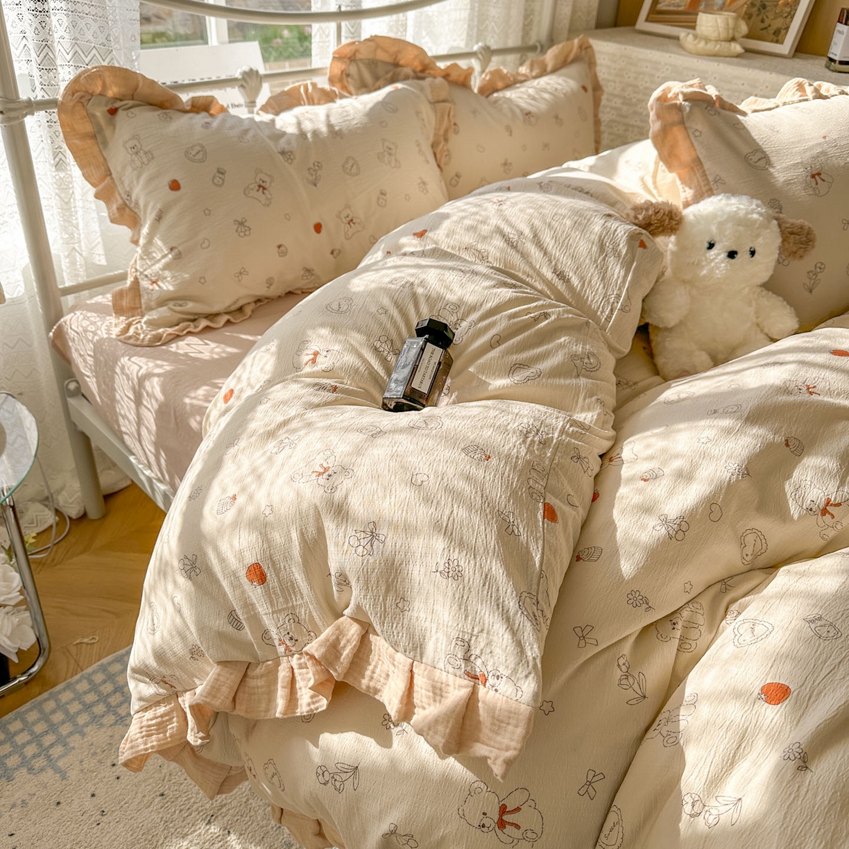 91家纺网 家纺一手货源 找家纺 颜选 2025新款全棉双层纱花边面料木棉四件套 玩偶幻想曲-全棉花边双层纱