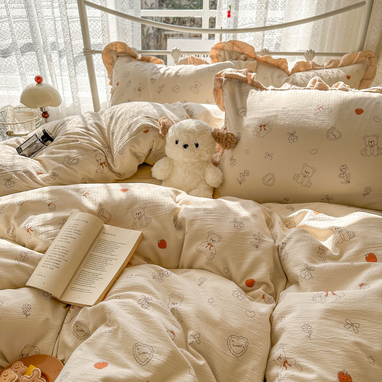 91家纺网 家纺一手货源 找家纺 颜选 2025新款全棉双层纱花边面料木棉四件套 玩偶幻想曲-全棉花边双层纱